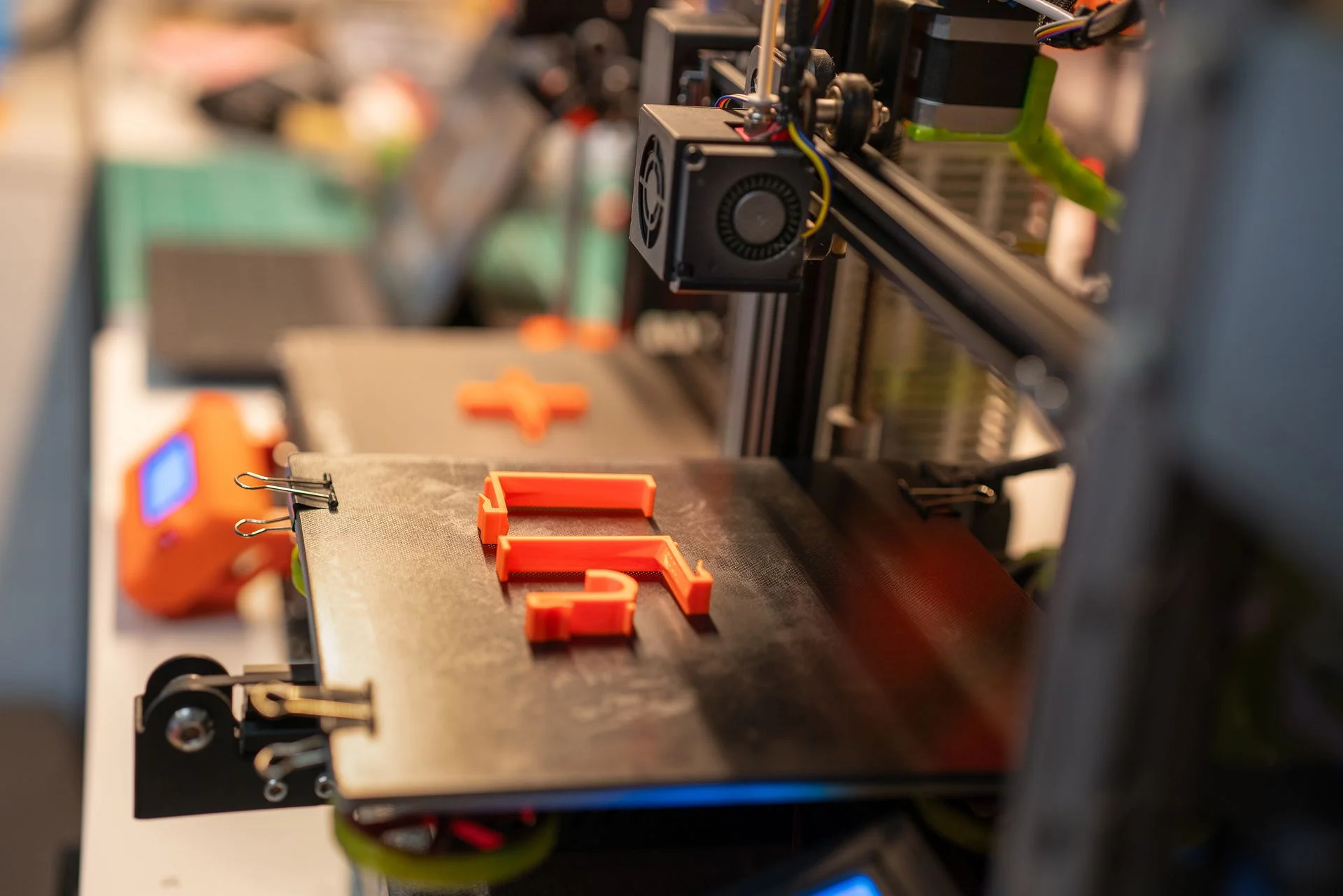 Rapid prototyping with 3D printing, CNC machining and low-volume moulding
